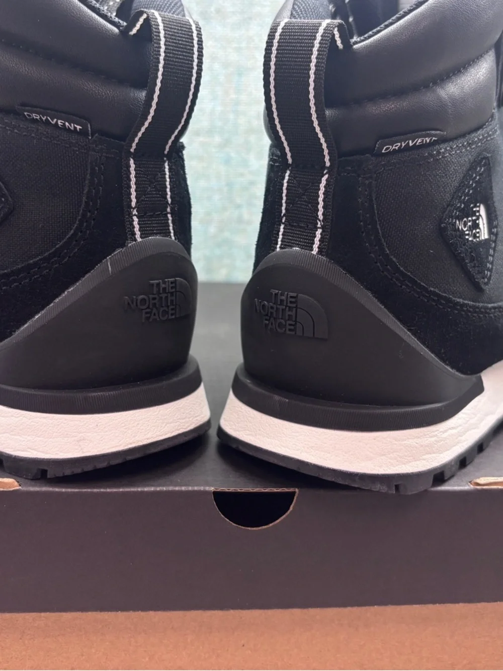 North Face W’s Back-To-Berkeley IV 7.5 Textile Wtrprf boots in Black/White+Box